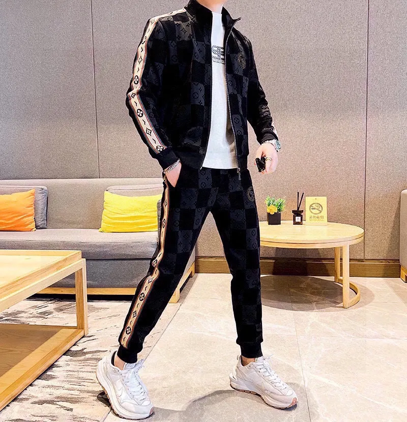 🅿️500 [LV Louis Vuitton] hot-selling suit is coming. Focus on the original version of the official website. 2025 new hot-selling cardigan and sweatshirt suit. The original order is the best. 🇭🇰The meticulous work of top designers. It has a fitting and perfect upper body effect. All-natural high-quality Tencel Roman cotton 100%, close-fitting comfort, noble and elegant! Original hardware embodies elegance and nobility! Counter size: M-4XL (up to 190 pounds)